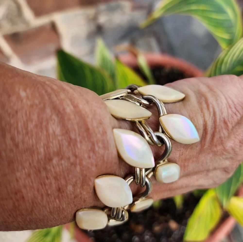Vintage  Goldtone Mother of pearl  Leaf Chsin Bracele5